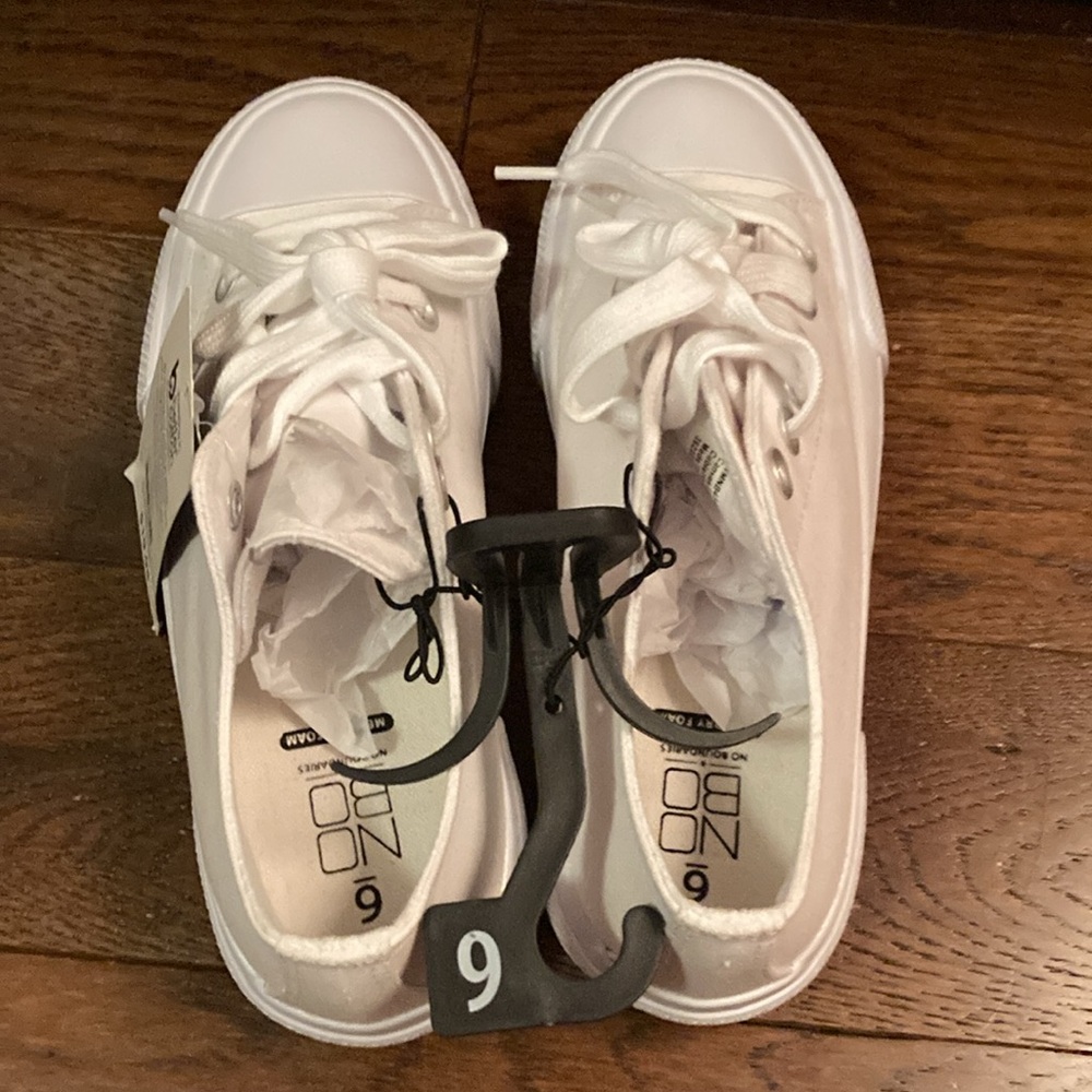 BRAND-NEW GIRLS GYM SHOES SIZE 6! NWT! SMOKE FREE HOME! - Picture 5 of 5